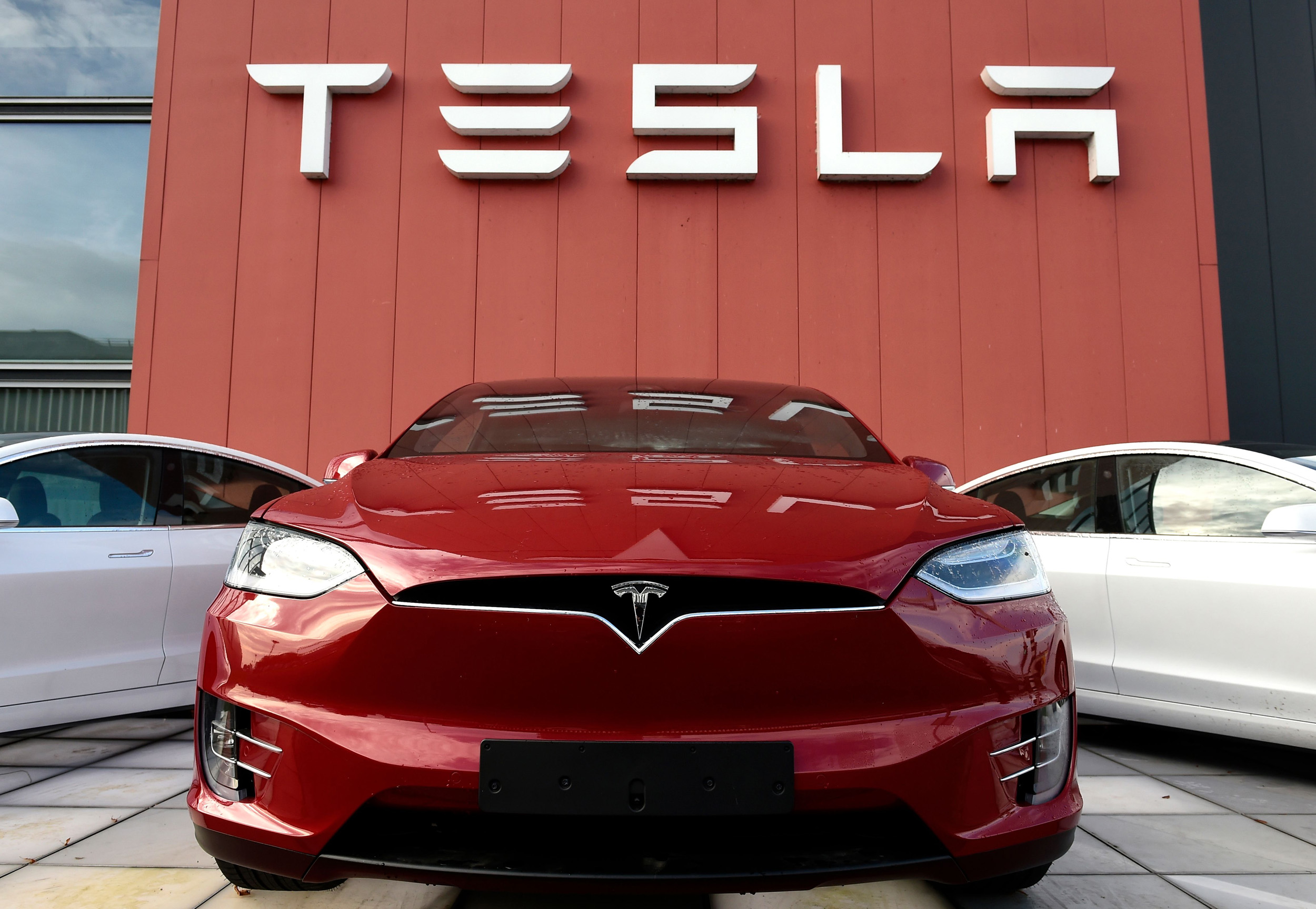 Technical Analysis of Bitcoin and Ethereum: BTC Drops as Tesla Sells 75% of Holdings
